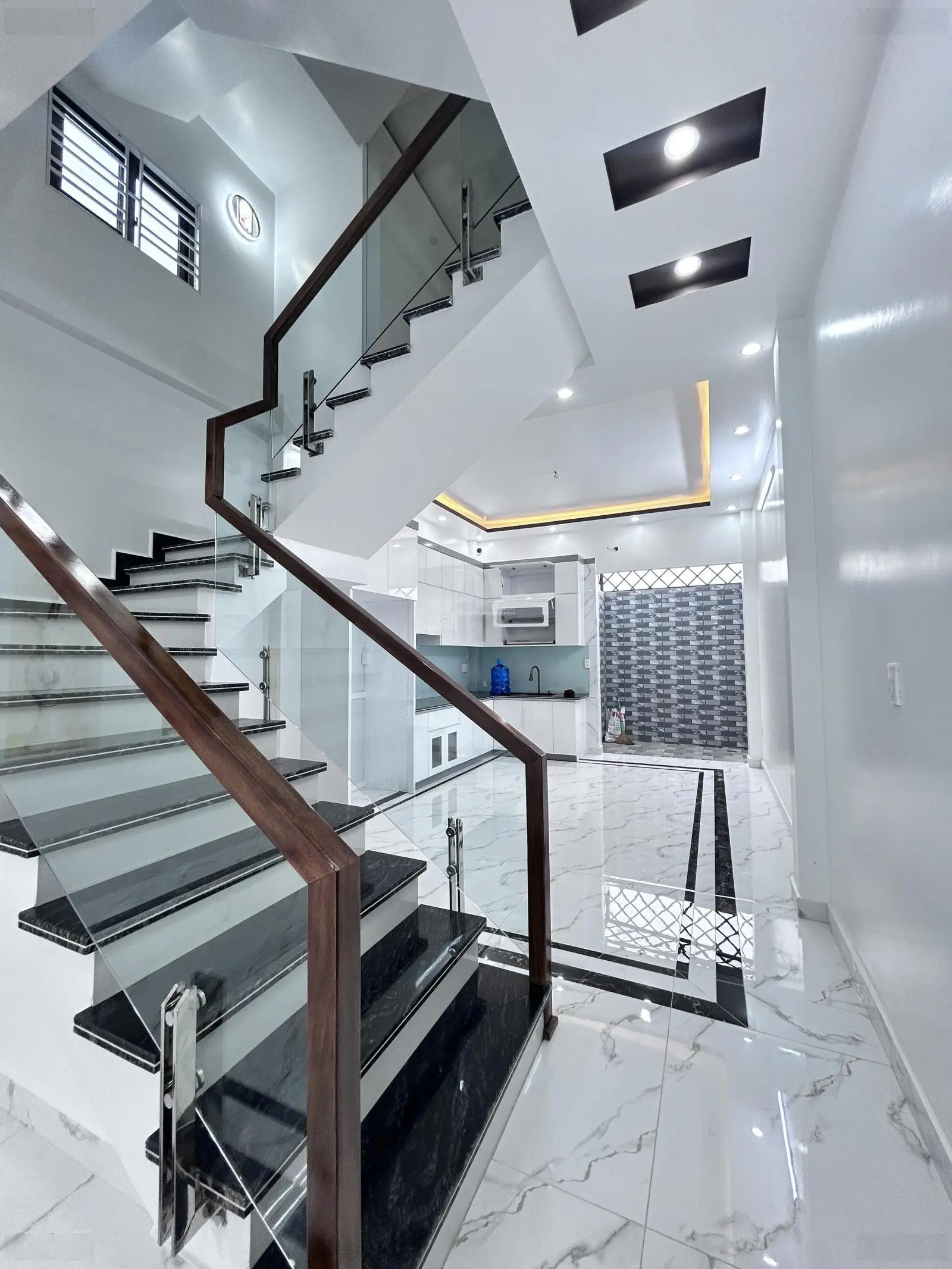 Nhà khu vực đường Đà Nẵng. Xây mới, độc lập ô tô vào đỗ tận nhà