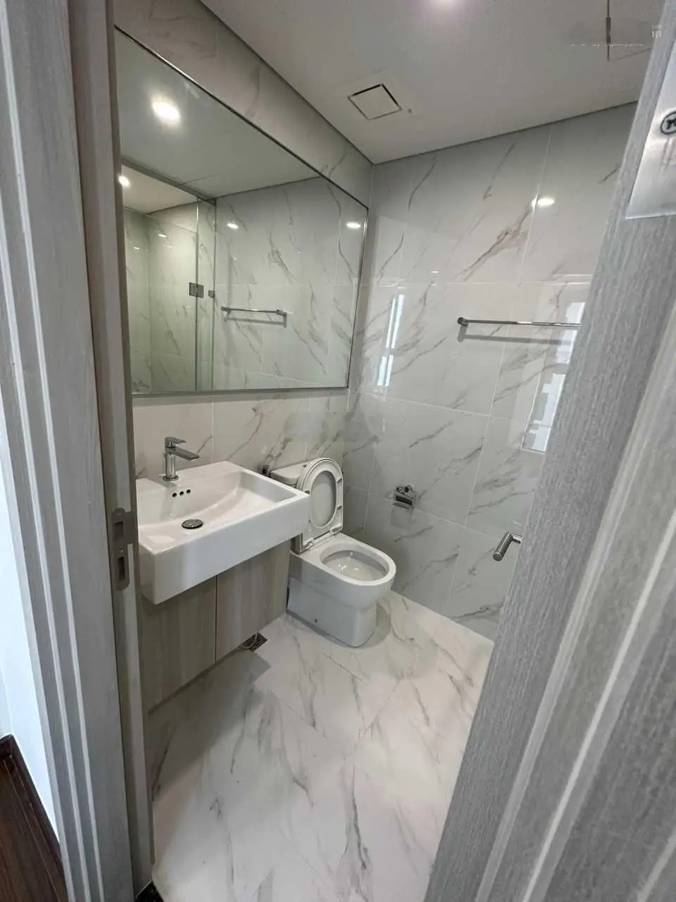 Hot chỉ 4,6 tỷ sở hữu căn 2n2vs + tòa A Masterise, ban công TN view hồ thoáng mát, 63m2 sở hữu ngay