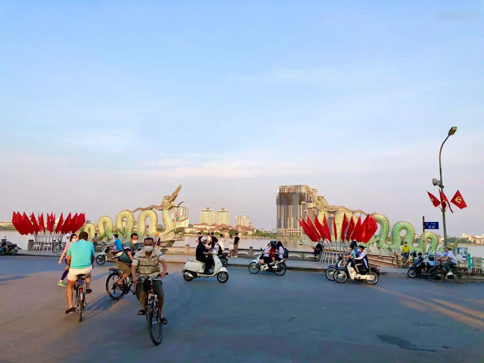 Cần bán nhà mặt phố Lạc Long Quân, Tây Hồ. DT sổ 165m2 x MT 8,1m. Vị trí đẹp nhất phố, KD sầm uất