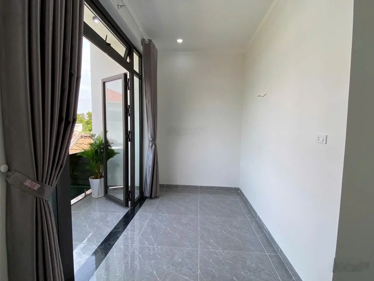 Nhà đẹp hẻm Ywang trung tâm TP Buôn Ma Thuột giá chỉ 2.7 tỷ, cách ĐH Tây Nguyên 1km. Full nội thất