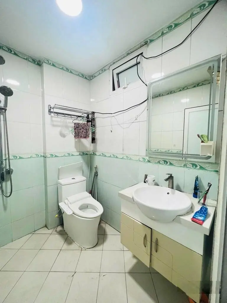 Bán nhà dịch vọng cầu giấy - sát phố - ngõ ba gác- nhà dân xây - móng thêm tầng thoải mái