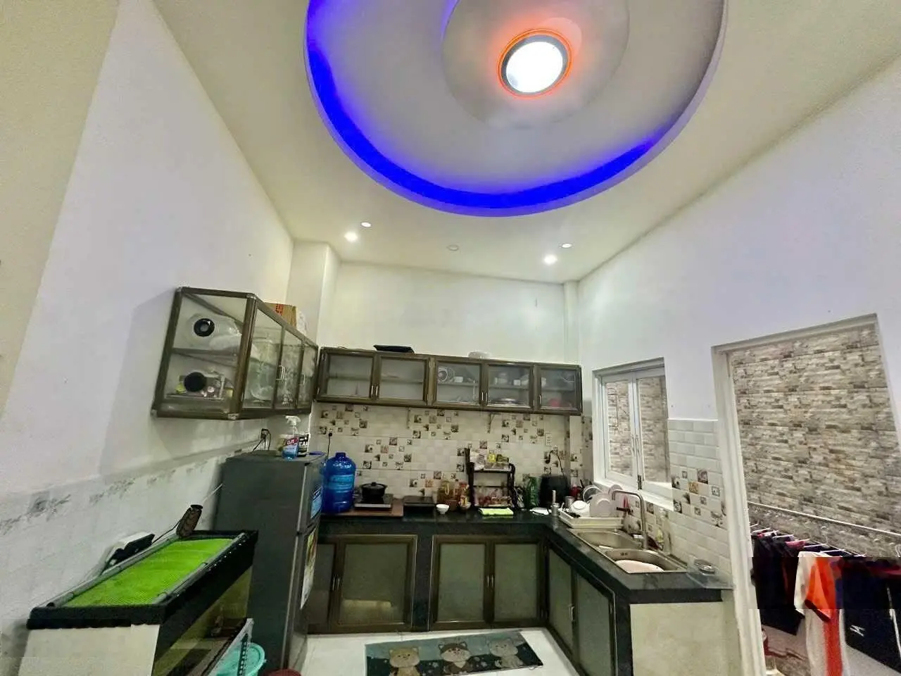 Nhỉnh 4 tỷ có căn nhà 2 tầng ngay chợ Hiệp Bình, sát Phạm văn Đồng, DT 70m2, SHR, Sang tên ngay.