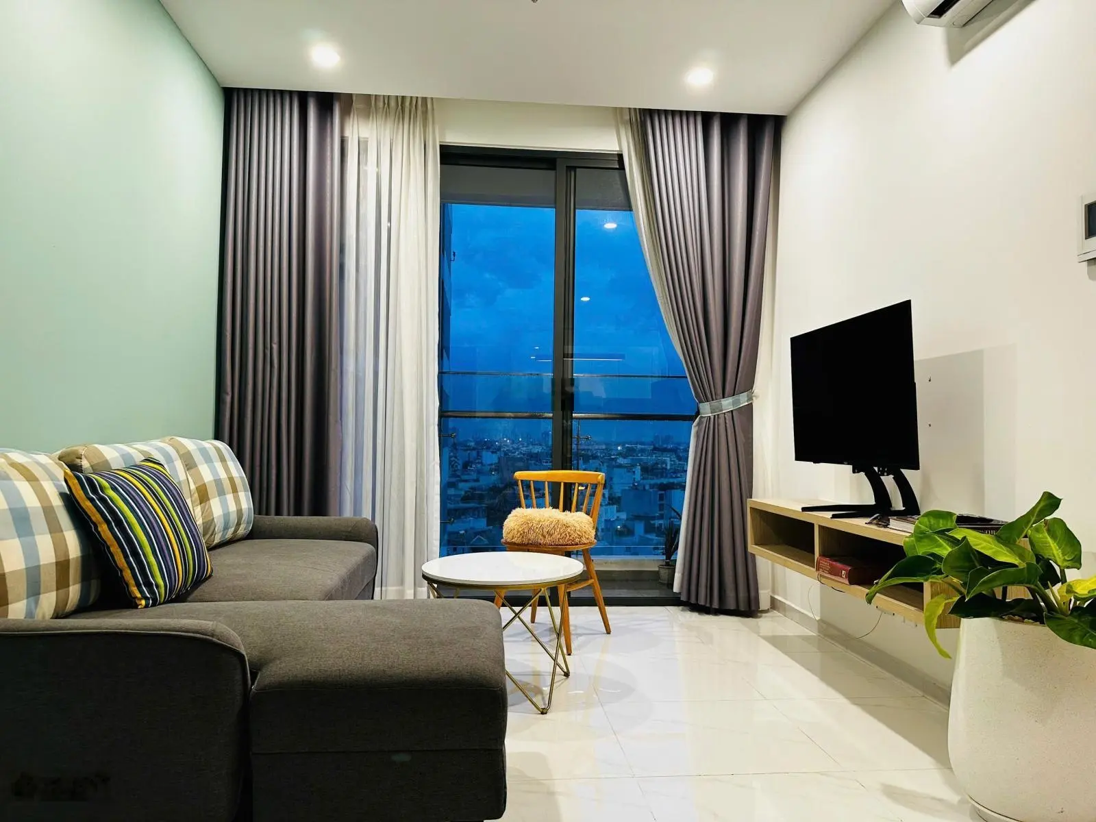 Bán nhanh CH D'Lusso giá 4 tỷ cho 2PN 2WC view đẹp, giá tốt, thiện chí thương lượng. LH: 0947 853 ***