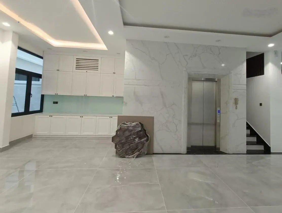 Bán căn nhà phố hoàn thiện cơ bản, sẵn hợp đồng thuê chỉ 17 tỷ, có sổ hồng tại Vinhomes Grand Park