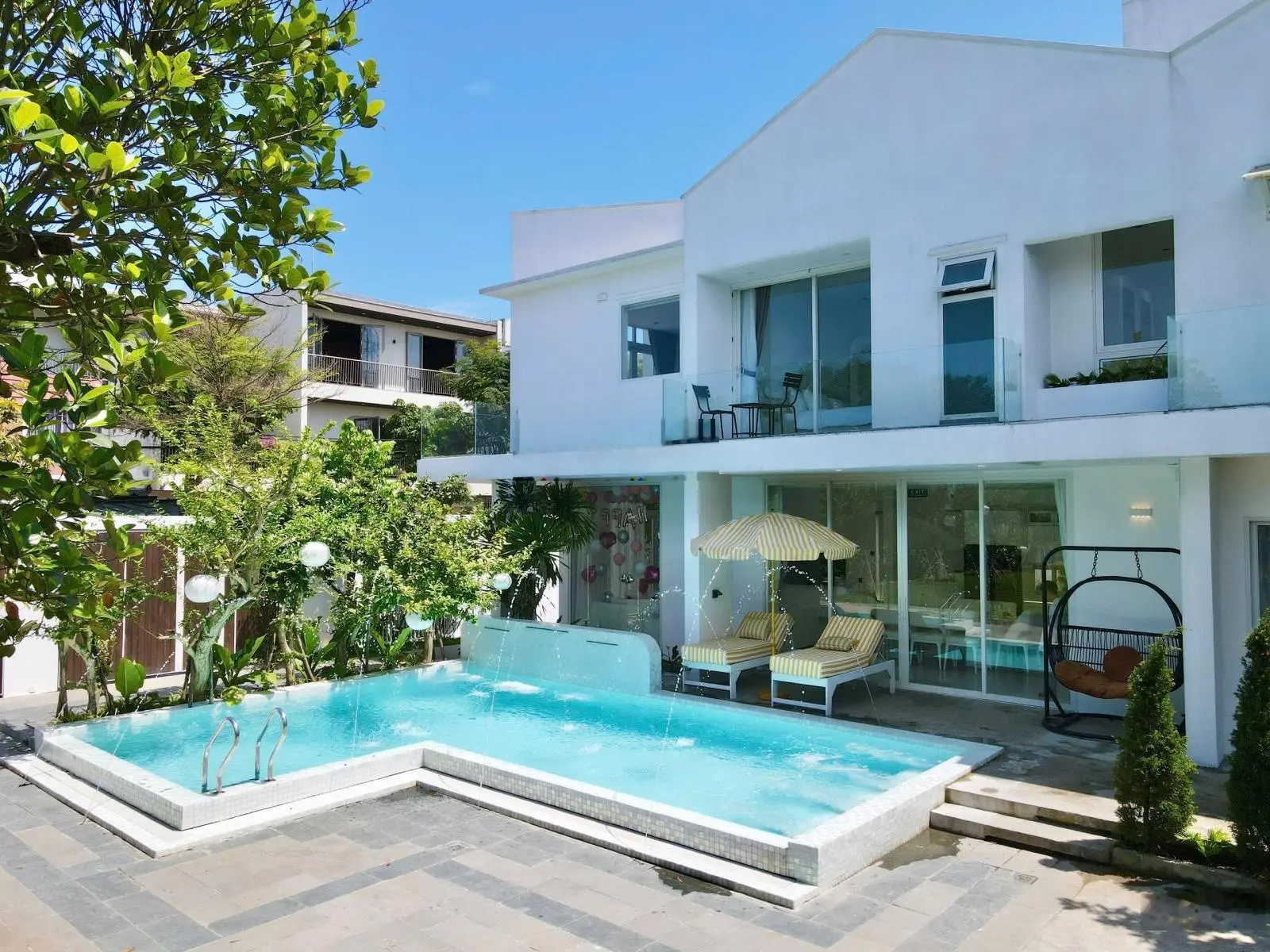 Villa 3MT Chương Dương 1300m2 view sông vườn khủng, siêu hồ bơi, full nội thất, trên 100tr/tháng