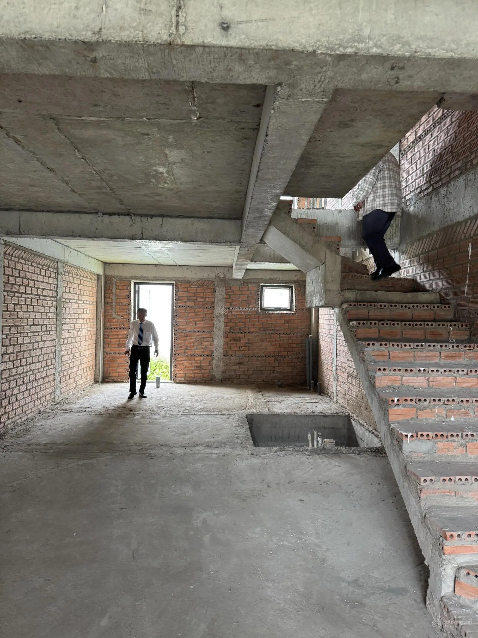 Bán nhà Mặt Phố 400m2, ngay Chợ truyền thống (Chợ An Sương), mới xây 5 tầng, thiết kế rất hiện đại