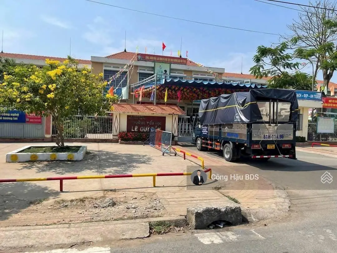 Bán Nhà Trệt- Lầu MTKD Đối Diện Trường Học. DT: 60M2. (4x 15m). Đường Nhựa 8M. Giá: 3.890 Tỷ TL