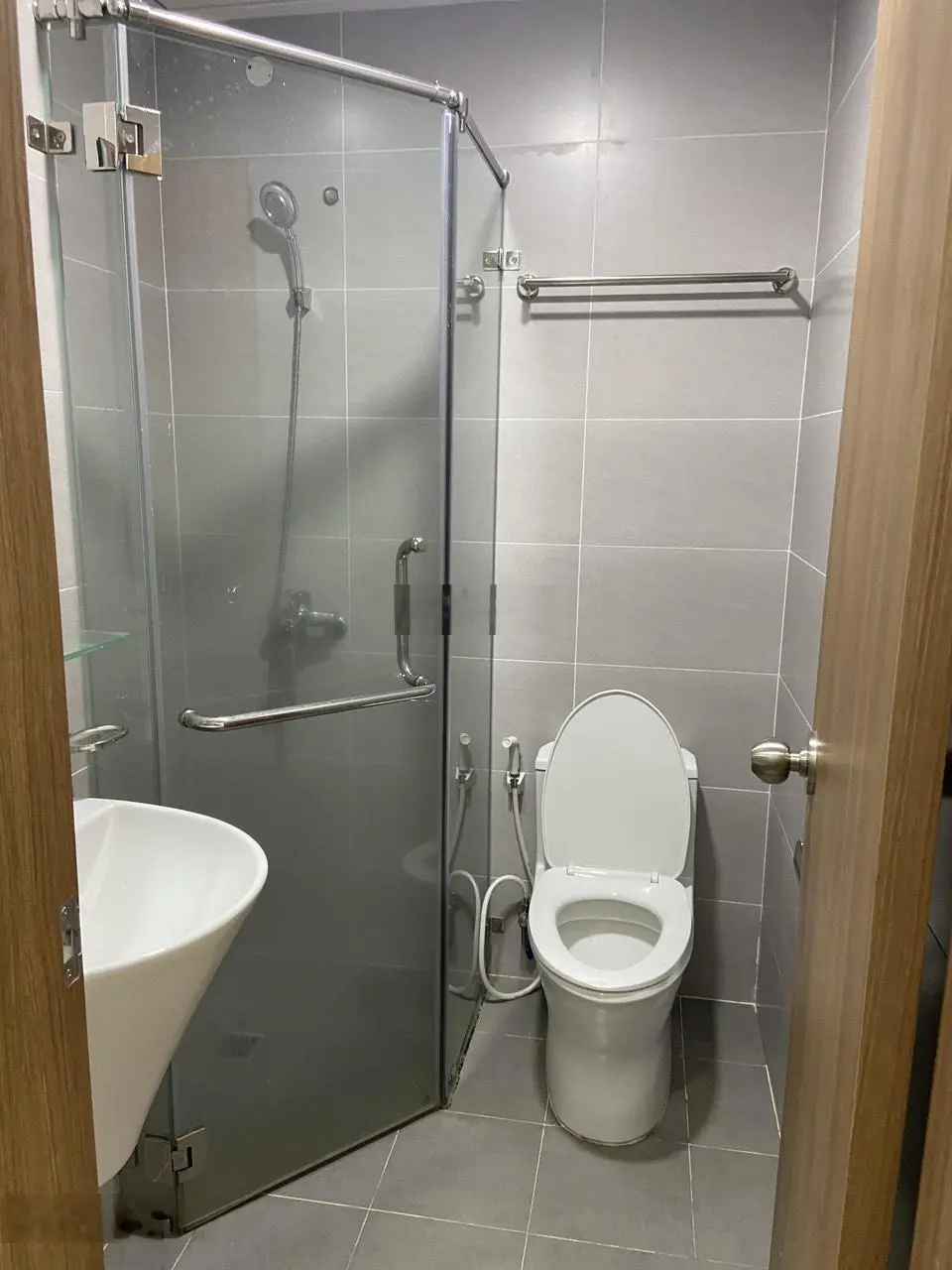 Chủ cần bán gấp căn 2PN 57m2 - Bcons Plaza. Giá cực rẻ chỉ 1ty8 trọn sổ, chủ lỗ gần 100tr. Đã có sổ