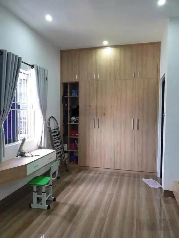 Bán nhà 3 Tầng Kẹp công Viên, dt 125m2, dòng tiền 10 - 15tr tháng. Vị trí đẹp, giá tốt