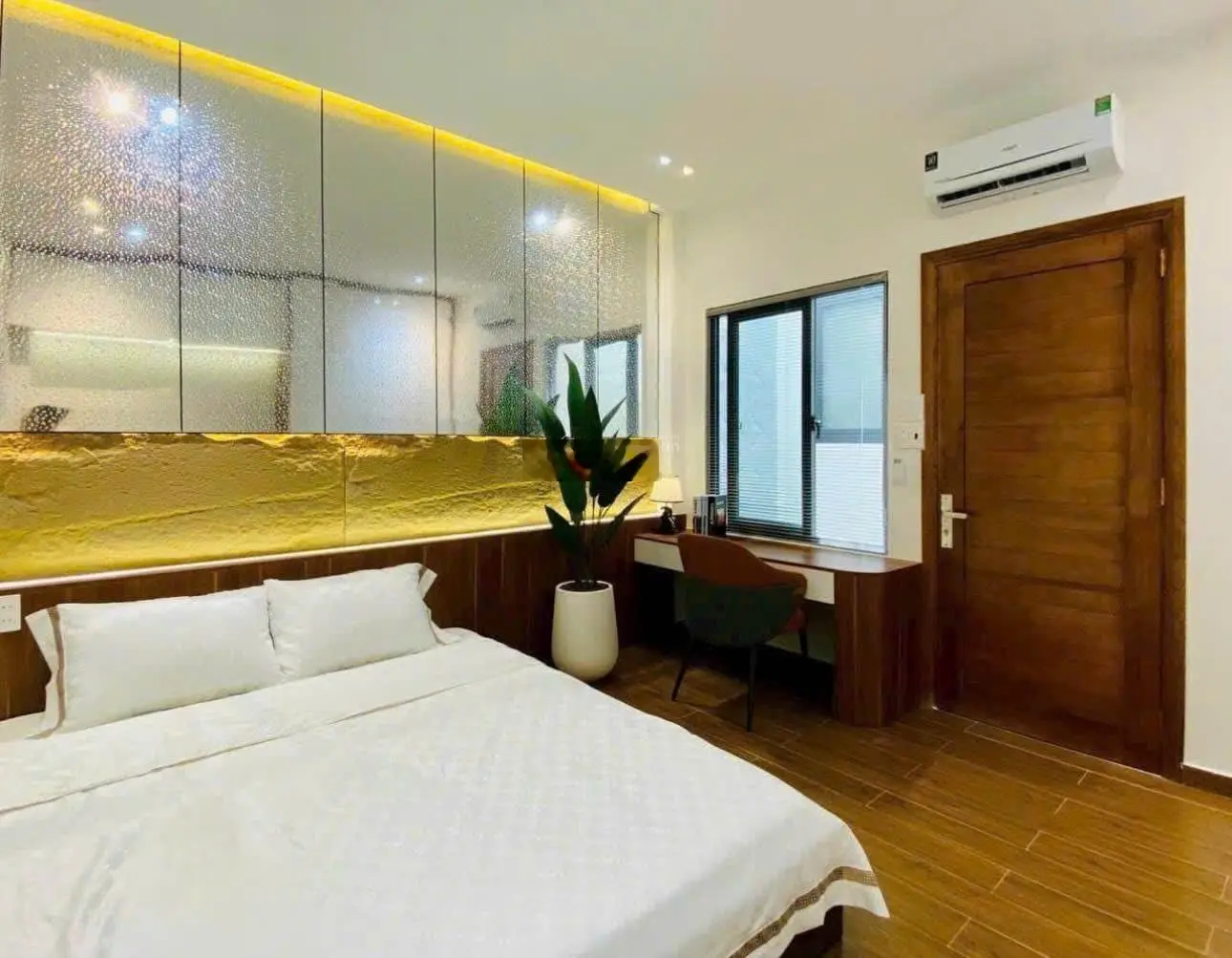 Cần bán gấp nhà MTĐ Đặng Dung, Quận 1. Giá 4,25 TỶ/ DT: 63m2 - Sổ hồng chính chủ, có ban công lớn.