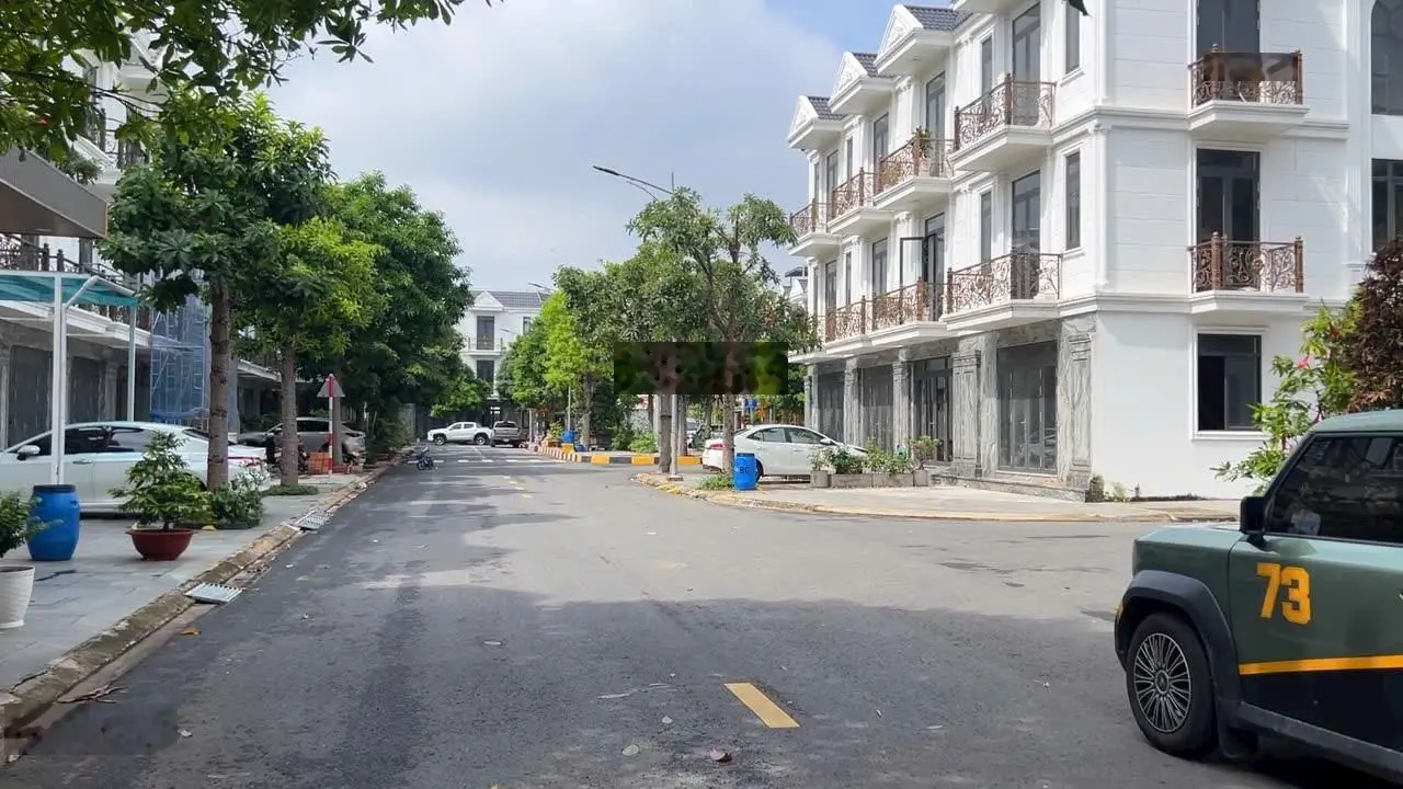 Nhà thô 1 trệt 2 lầu gần chợ Dĩ An DT 73m2 ngang 4x18,25m thổ cư full dg 7m vỉa hè 3m LH 0906309279