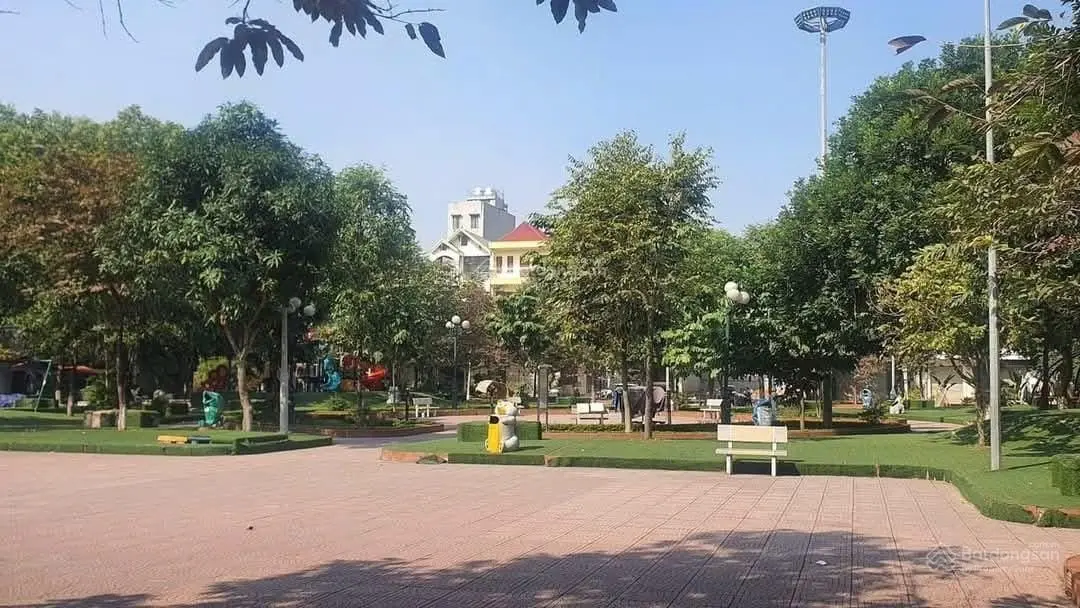 Cần bán lô đất MT rộng 6,3m nhìn khu vui chơi, lỗi nửa đường tại Hòa Đình, TP BN. Giá chỉ 10, x tỷ