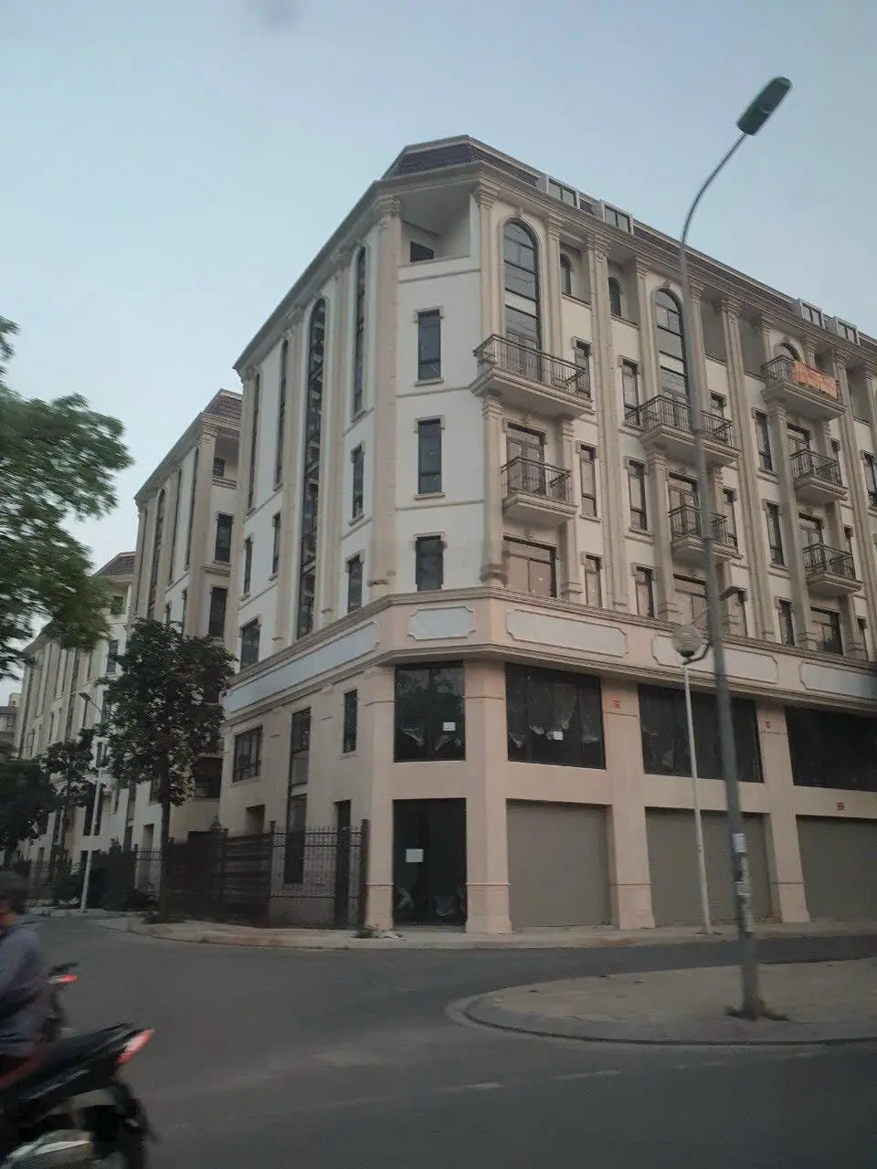 Cần bán căn Him Lam Vạn Phúc 91m2 giá nhỉnh 26 tỷ vị trí đẹp, hướng mát 2 mặt tiền. LH: 0963689896