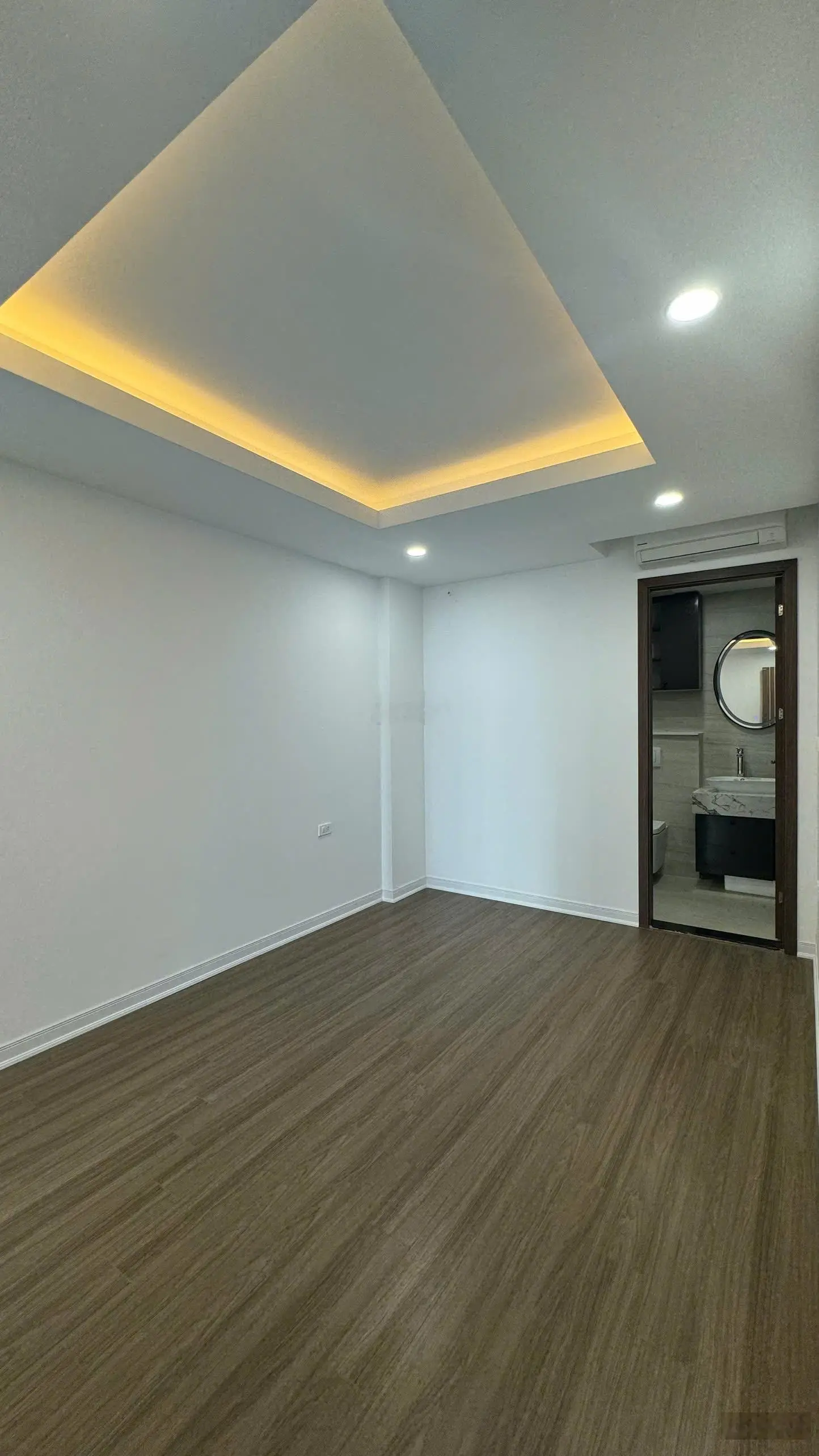 Tôi cần bán lại căn hộ 2+1 PN/79m full nội thất cơ bản, ban công Tây Nam, giá 26.2tr/ m.