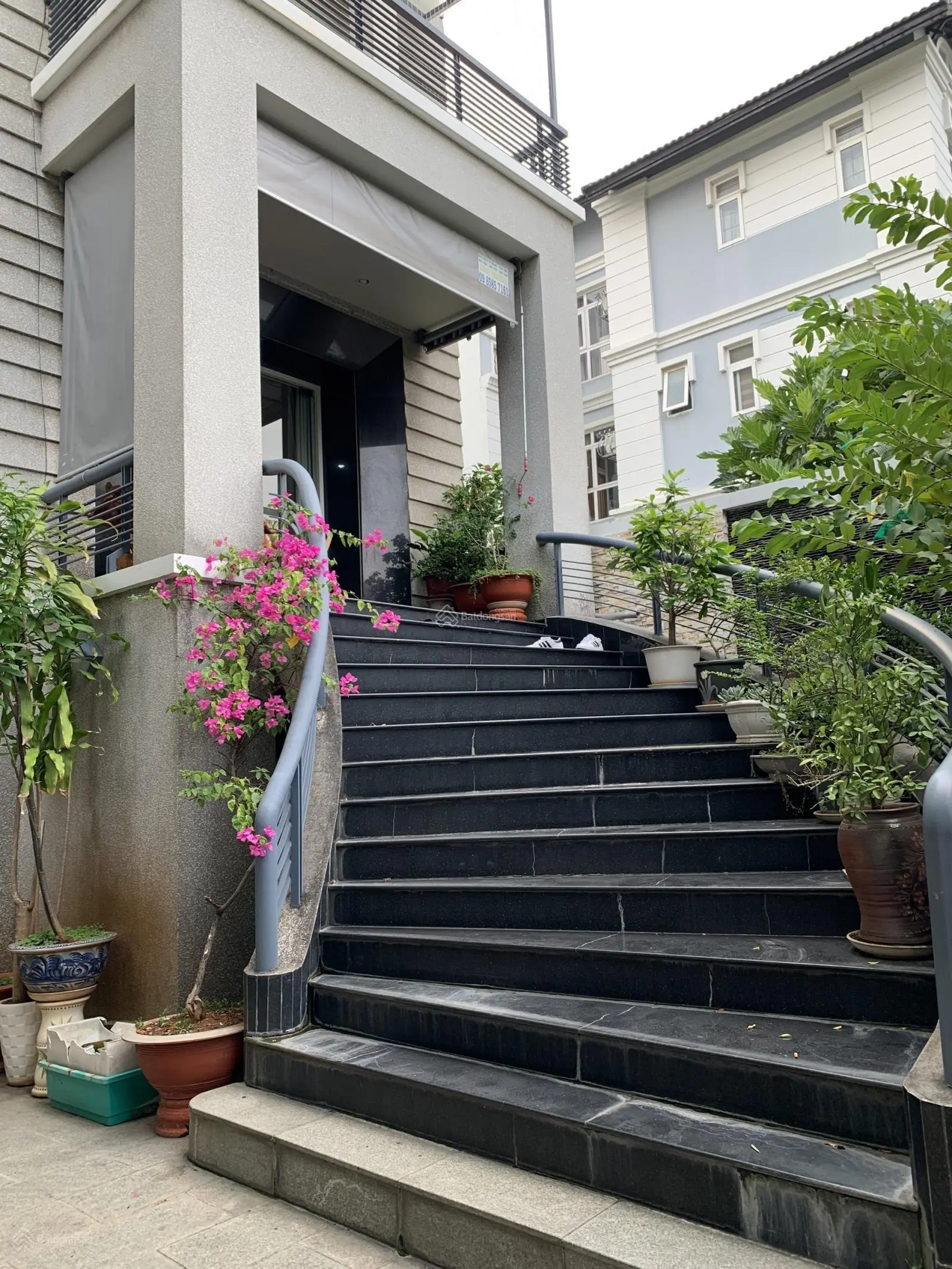 Giảm nhanh 5 tỷ - bán biệt thự khu compound đường Xuân Thủy - 209m2 - 3 lầu đẹp. Chỉ 44 tỷ