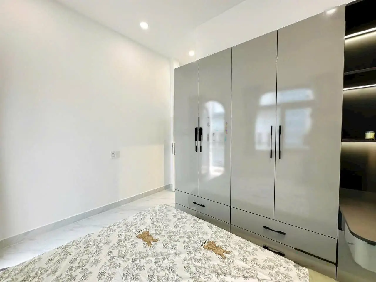 Nhà hxh Nguyễn Trọng Tuyển, 2,15 tỷ, 52 m2, 4PN, 4WC, đẹp, nhiều tiện ích. Shr sang tên ngay