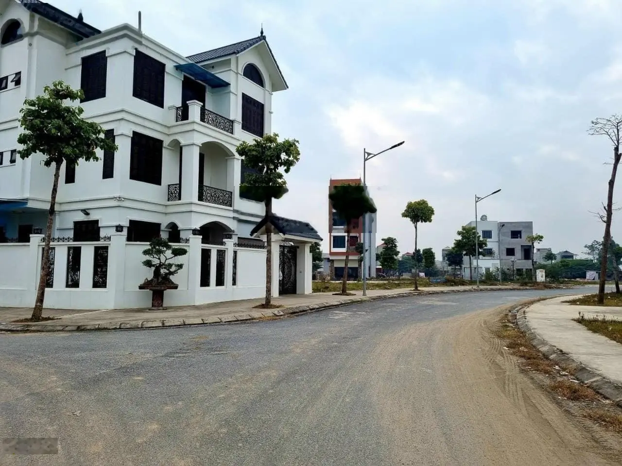 Chính chủ cần bán đất Liền kề Khu đô thị Đồng Riệc, trục chính đường 20m sát hồ, LH 0839 011 ***
