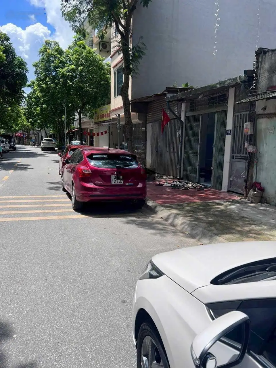 Chính chủ gửi bán 68m2 mặt phố Nguyễn Văn Hưởng kinh doanh, đường 3 ô tô tránh vỉa hè rộng