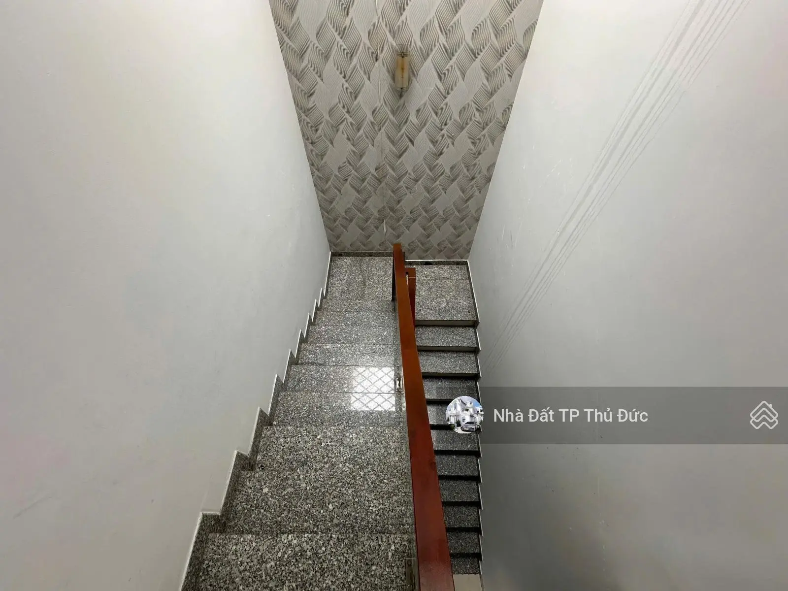 Vừa kinh doanh vừa ở - nhà 4 tầng giá siêu tốt - Sát bên Hoàng Diệu 2, Linh Trung, ngã tư Thủ Đức