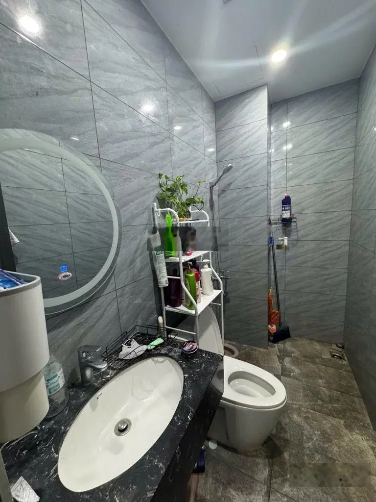 Bán nhà 3 tầng, đường 6 mét thông, diện tích : 50 m2. Giá 5 tỷ 650 thương lượng.