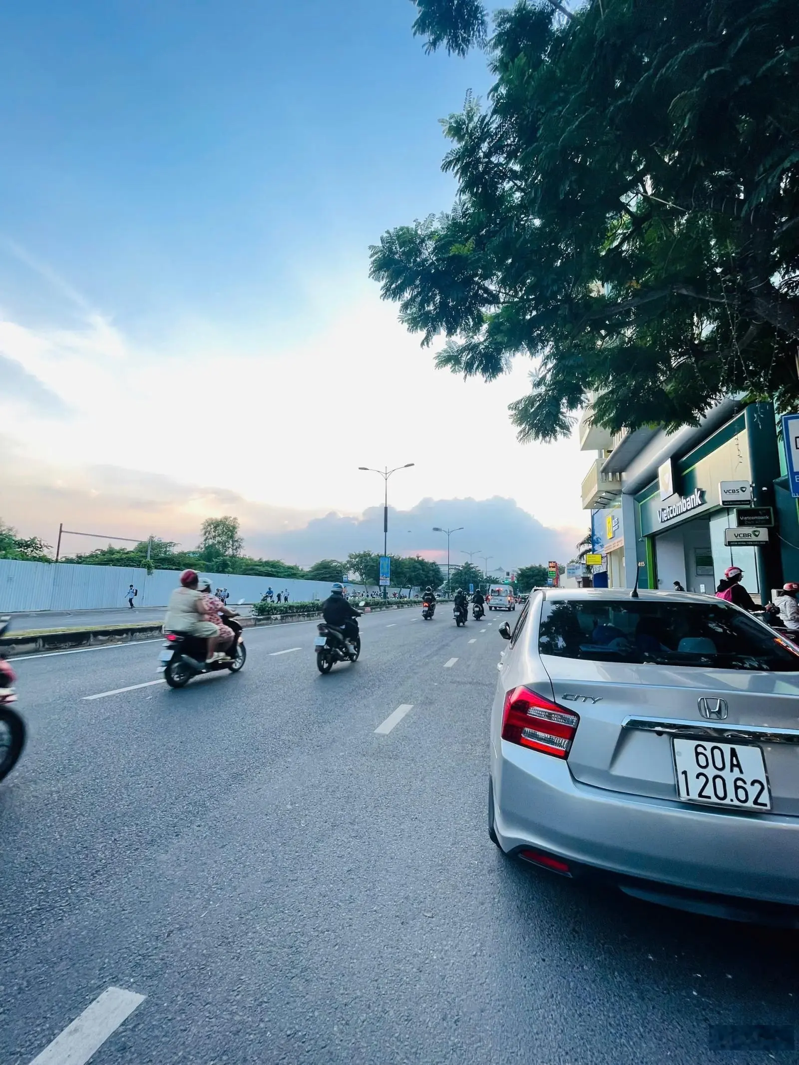 Bán nhà C4 mặt tiền kinh doanh Lê Văn Việt gần 4 trường đại học lớn trung tâm Quận 9 ngang 15m hiếm