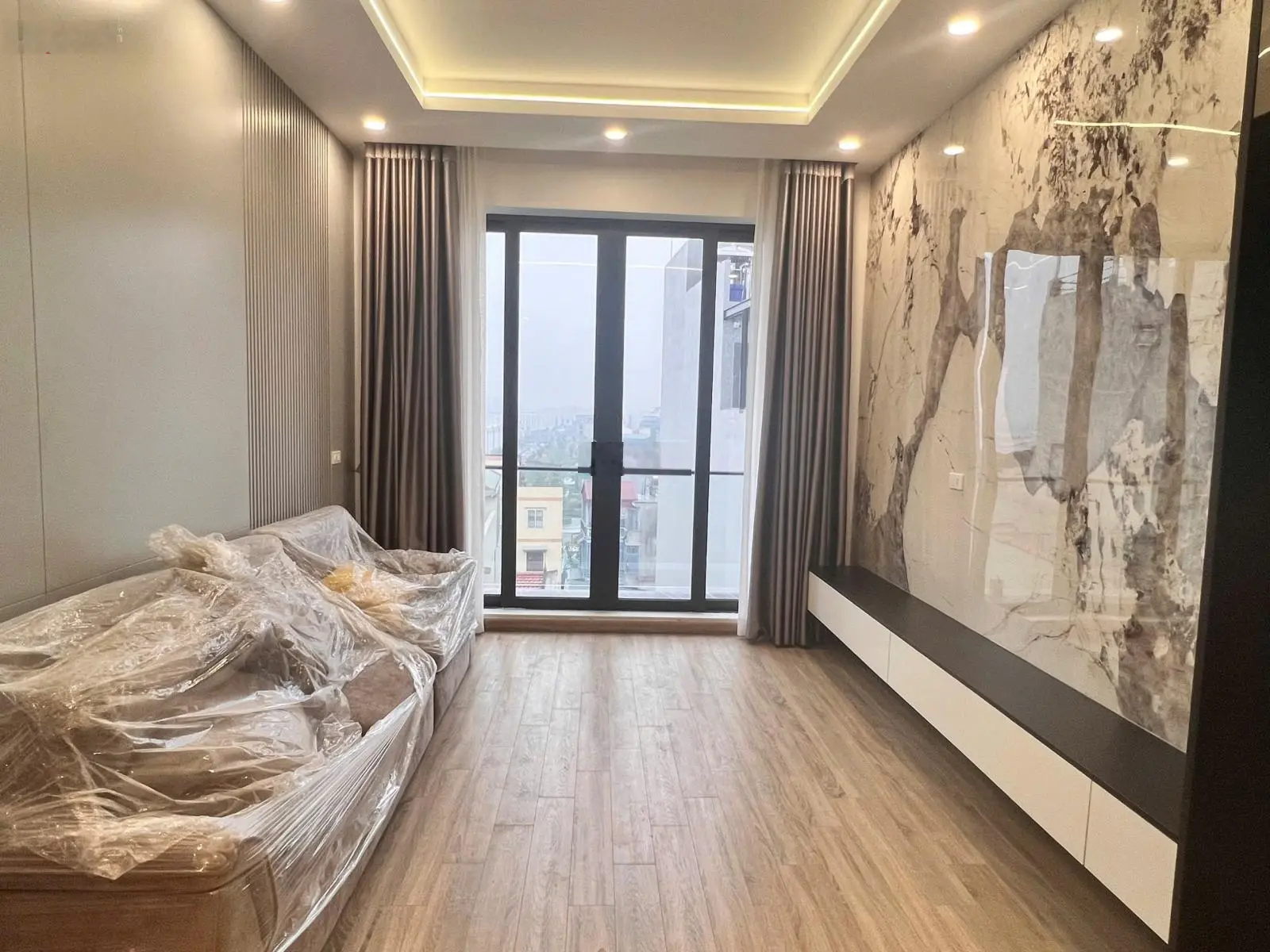 Vỉa hè ô tô tránh tư đình long biên hà nội cầu thang máy fun nội thất 50m2
