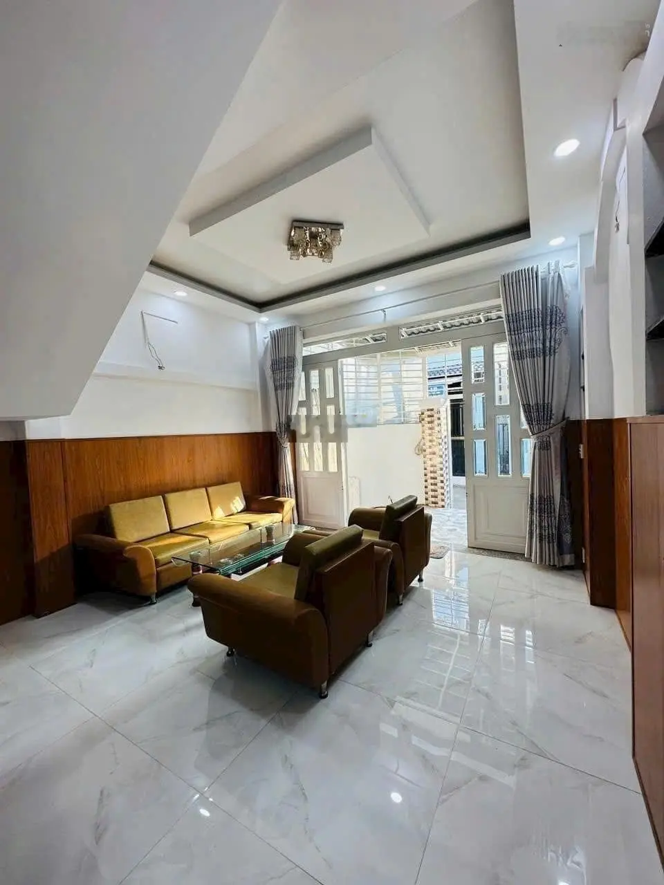 Ra gấp căn nhà đẹp nằm ngay đường Số 10, Bình Hưng Hòa B, sổ sẵn sang tên liền, chủ đang kẹt