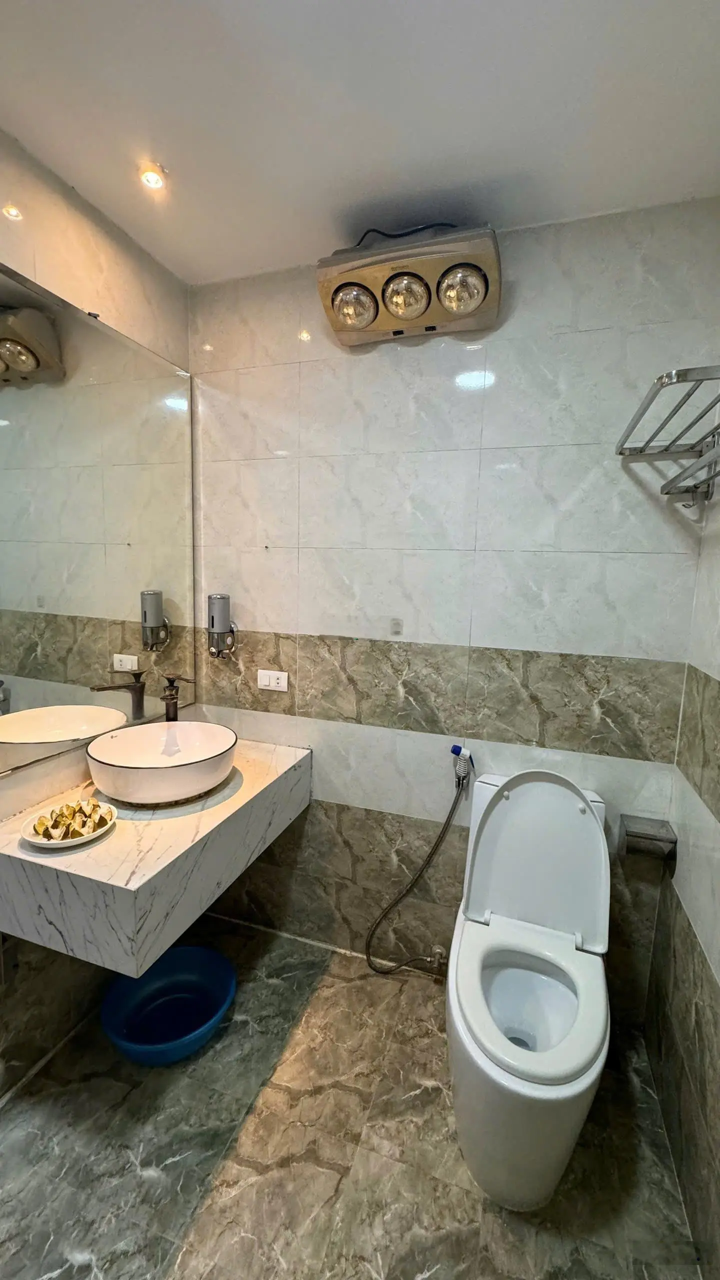 Chính chủ bán căn hộ 4 ngủ 150m2 giá 9.4 tỷ. Đc: Vimeco Nguyễn Chánh. Nội thất nhập khẩu