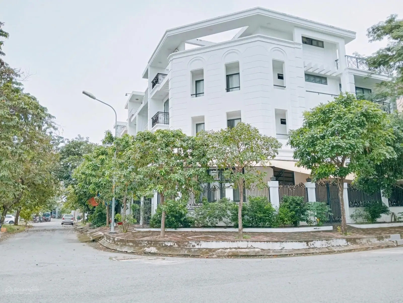 Bán biệt thự 240m2, góc 2 mặt tiền, 8PN, hầm để xe, KDC Intresco 13E, Bình Chánh