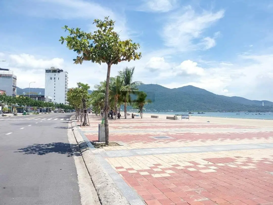 Bán đất tặng nhà 2 mặt đường vị trí đẹp cách biển Mỹ khê 150m
