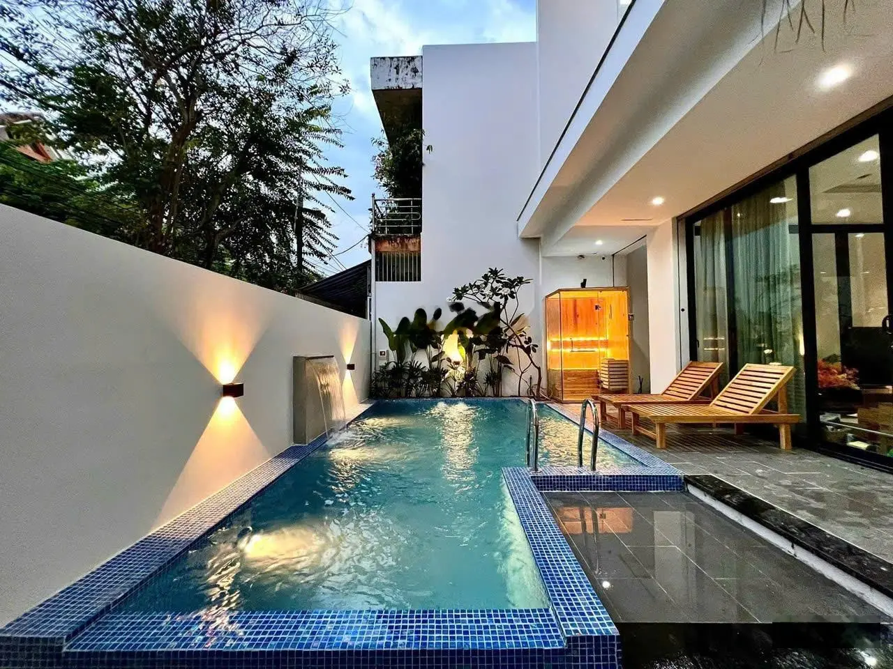 BÁN VILLA 3 TẦNG BIỂN MỸ KHÊ- DT 200M2- DÒNG TIỀN 170-180TR/THÁNG