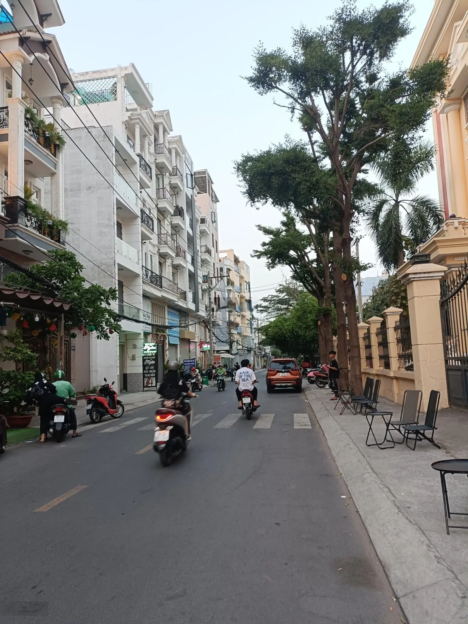 Cần bán gấp CHDV ngay, DQH, P5 Q Gò Vấp DT5,3*25 đúc 1 trệt 5 lầu, cho thuê 128 tr/th, giá 23,5 tỷ
