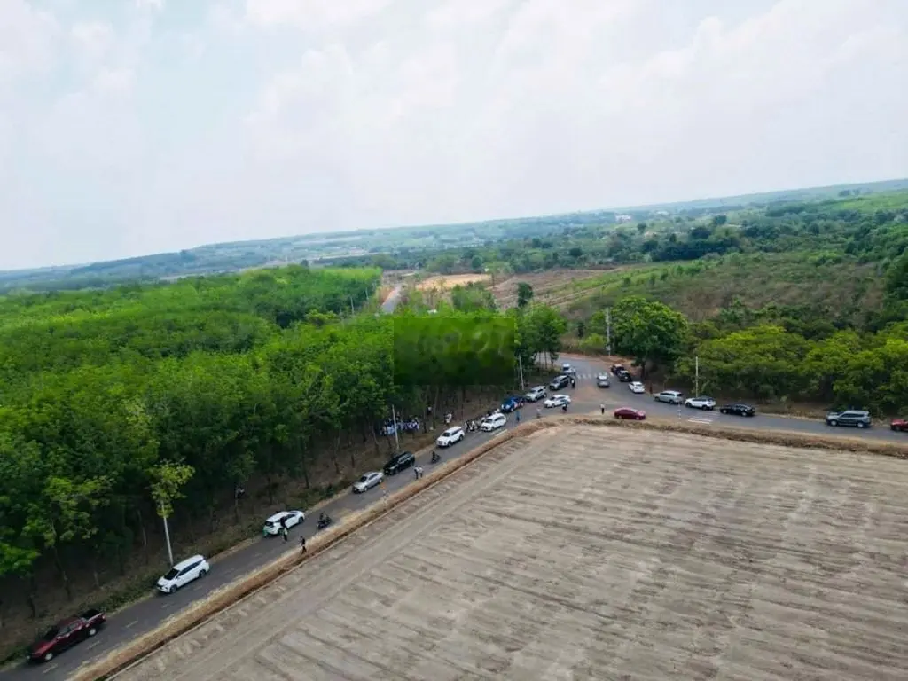 Bán đất mặt tiền đường nhựa lớn, kế bên biệt thự, gần khu công nghiệp.