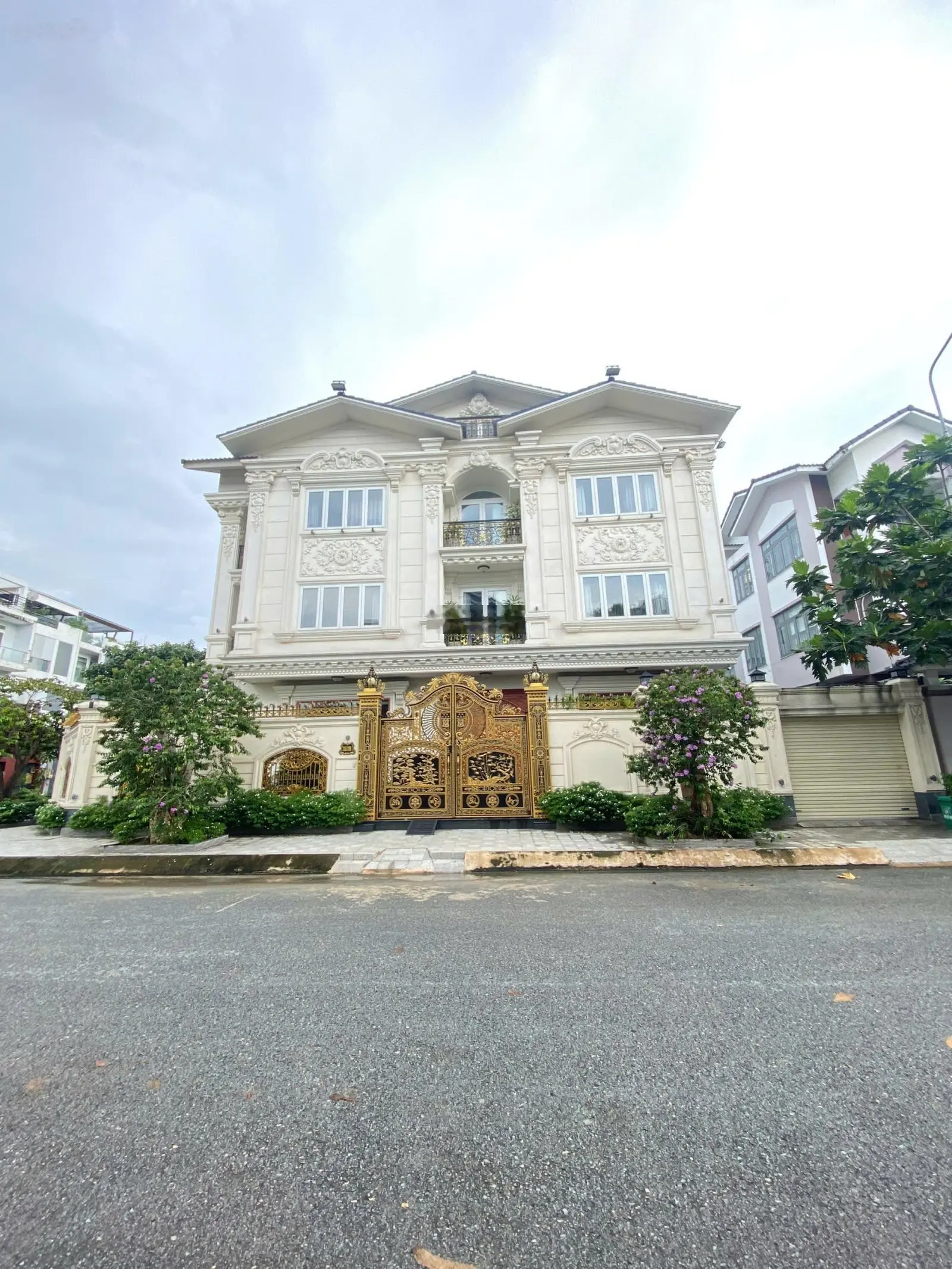 Bán biệt thự 2MT khu Bình Lợi view công viên, có thang máy - 11x20m, 3 tầng 6PN, gara ô tô, 25 tỷ