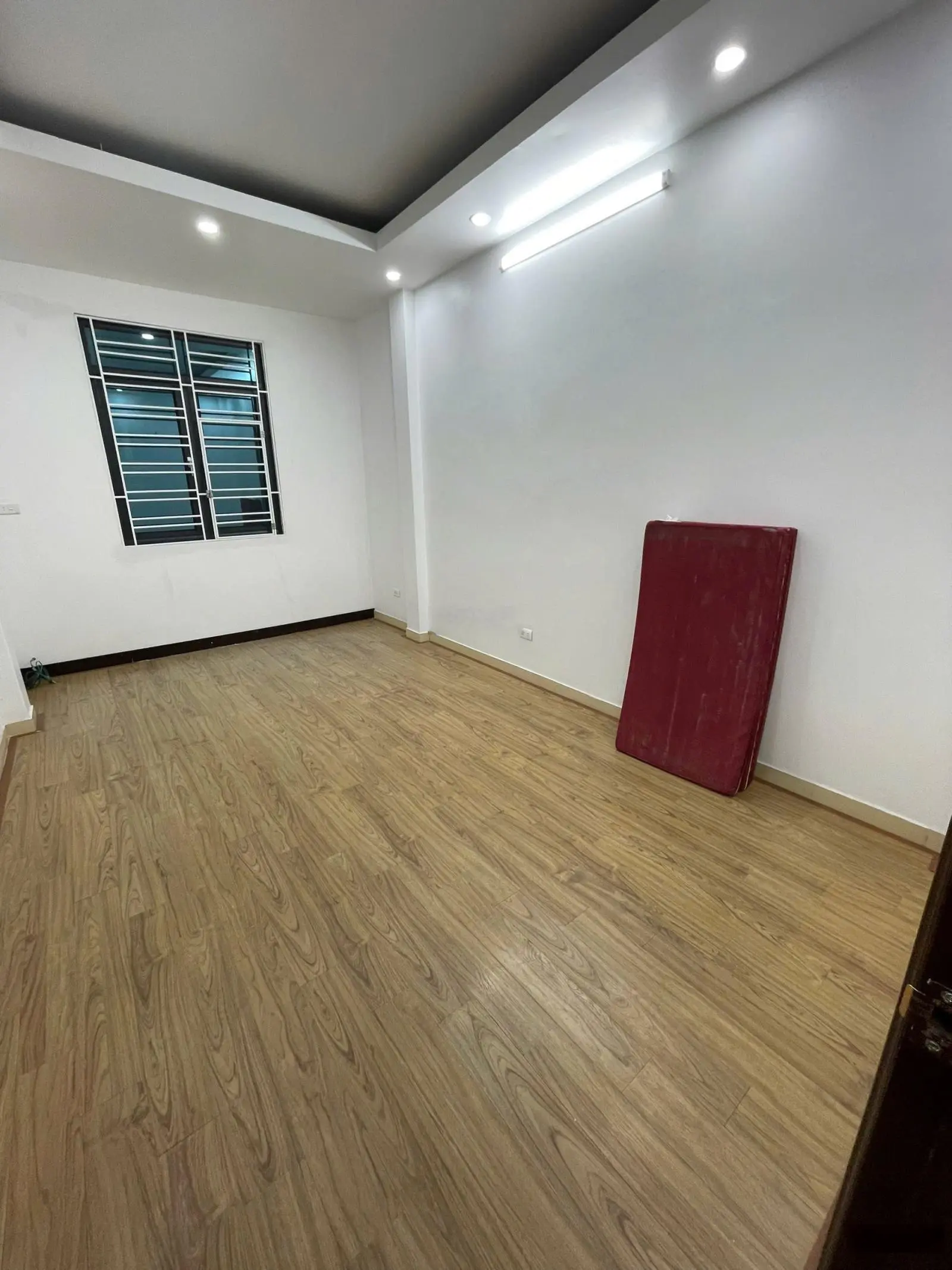 Bán gấp nhà Phố Trích Sài-Cách 5m ra mặt Phố.Dt:35m2,4 T,full nội thất.Giá:15,5 tỷ có TL.Siêu hiếm