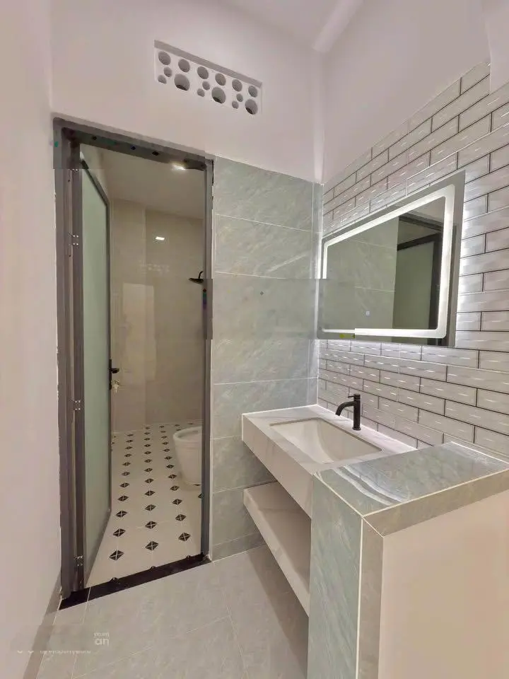 Giảm sâu 300tr, bán nhà kế bên trường tiểu học 110m2 giá ngộp 2ty400 tại trung tâm Thủ Dầu 1