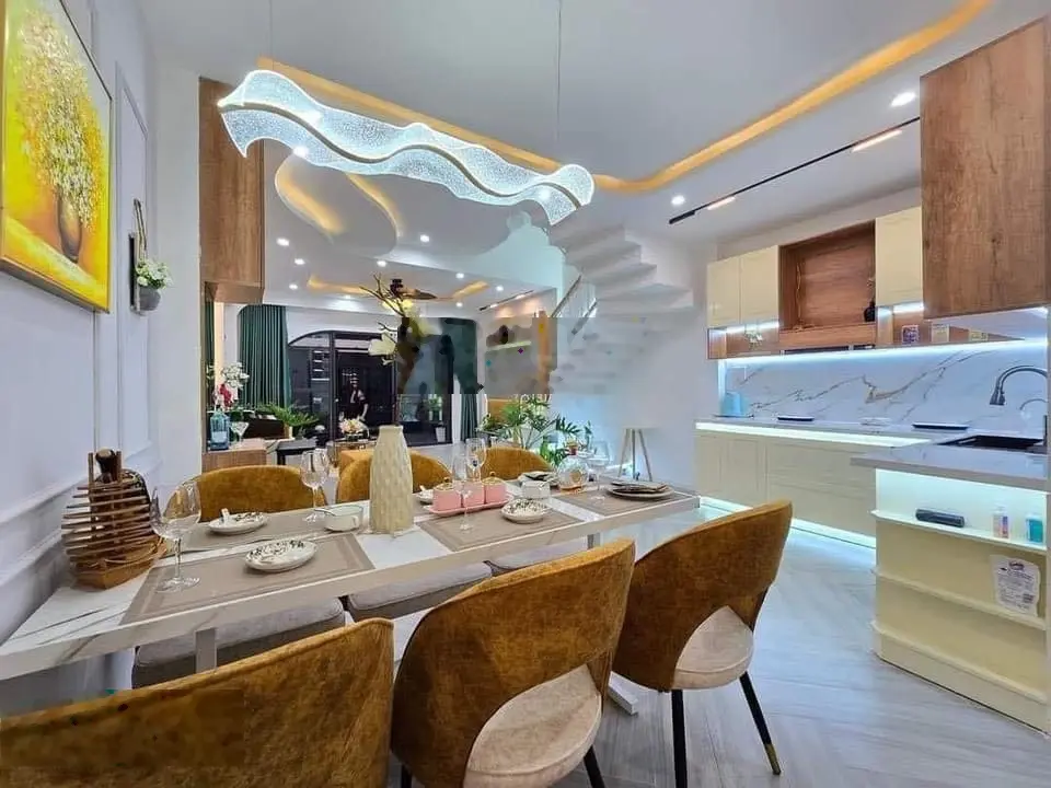 Chính chủ bán gấp nhà gần vòng xoay dân chủ đường 3/2, Phường 12, Quận 10. Giá 3,9 tỷ. 0906 806 ***
