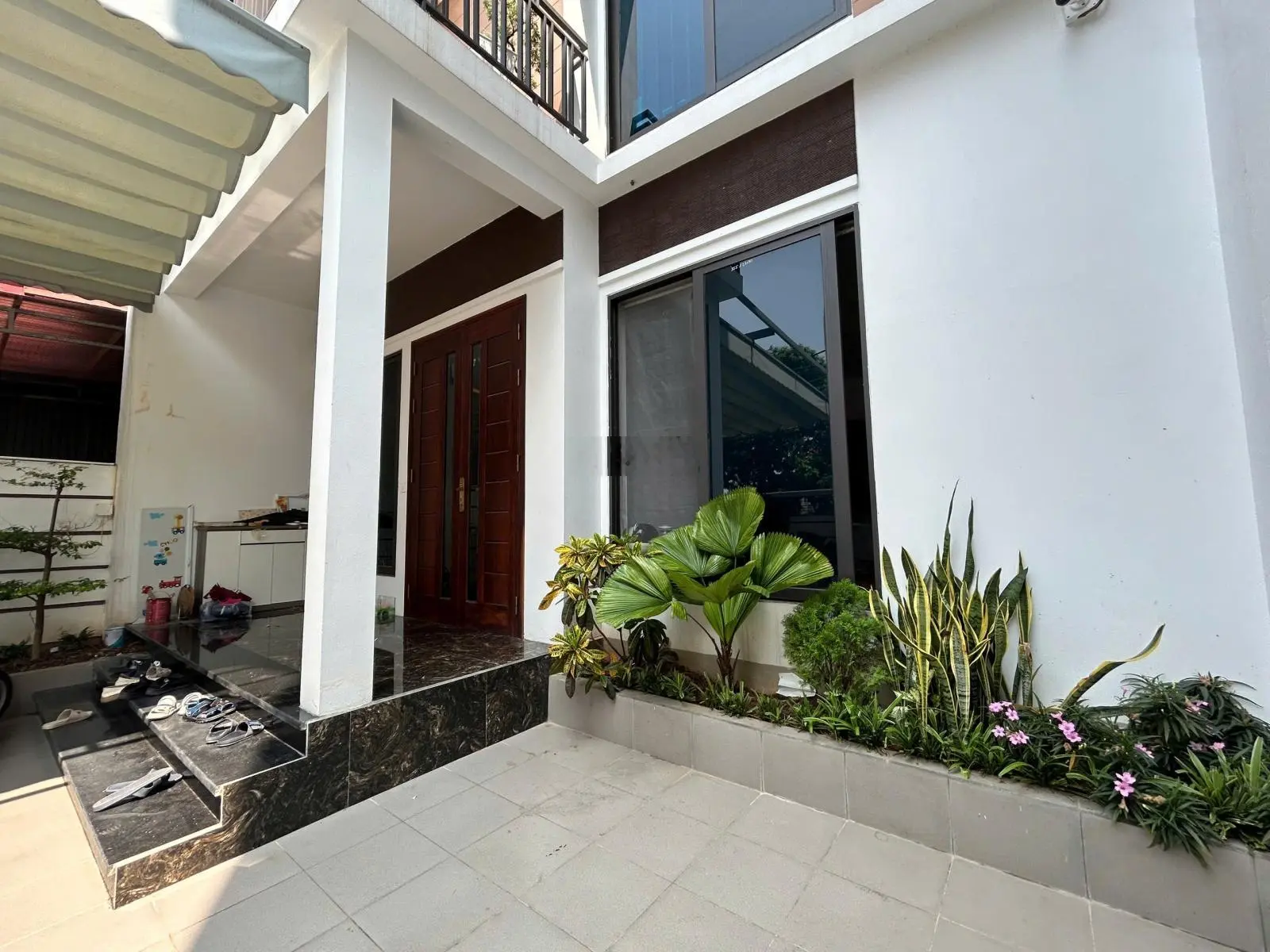Bán căn nhà to, biệt thự thu nhỏ, 2,5 tầng, sổ đỏ pháp lý rõ ràng, giá tốt nhất thị trường đát nền