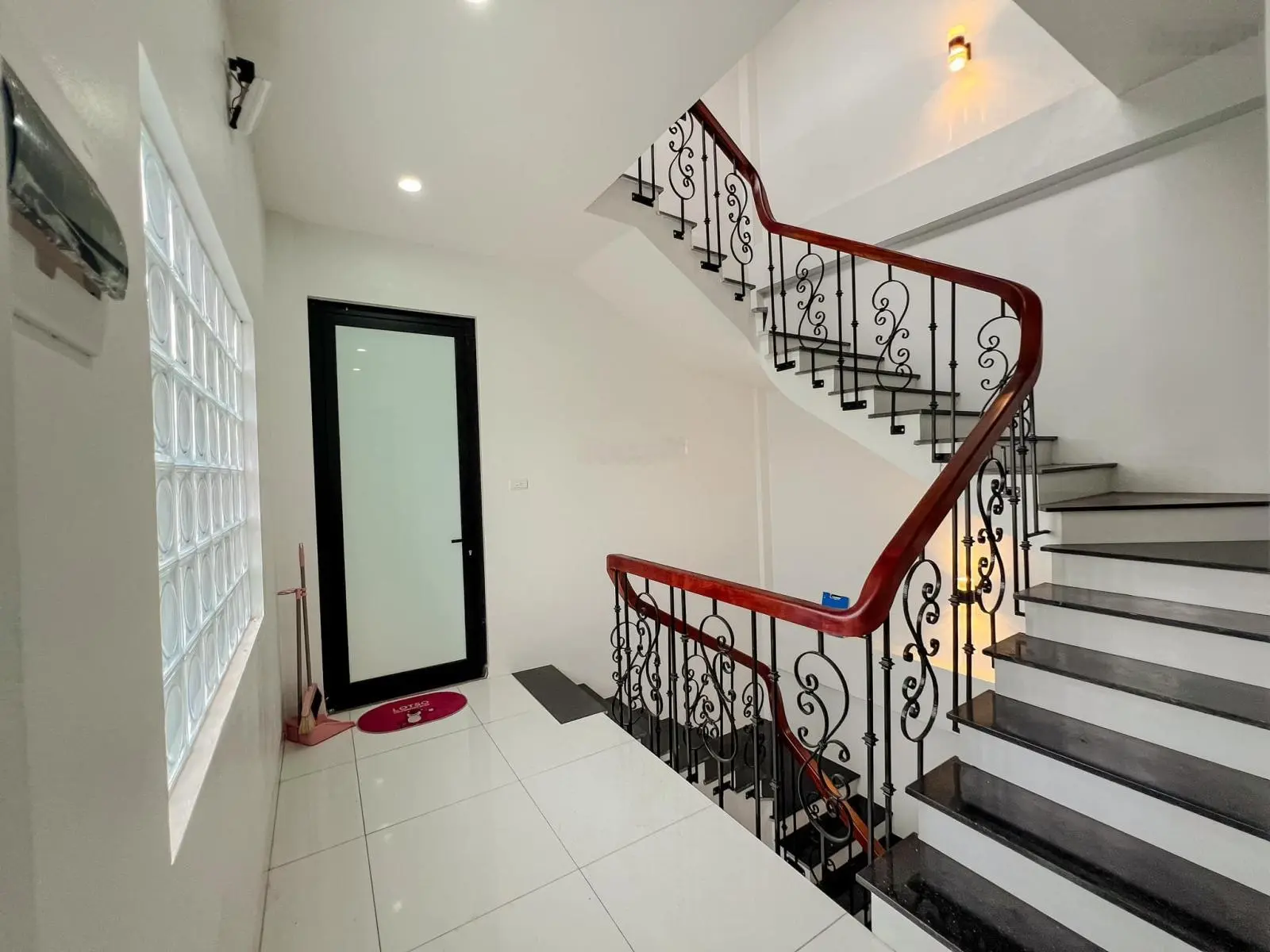Bán nhà Đống Đa 56 m2 Ngõ nông Gần phố 50 m ra mặt ngõ ô tô thông Dân xây chắc chắn Tặng nội thất