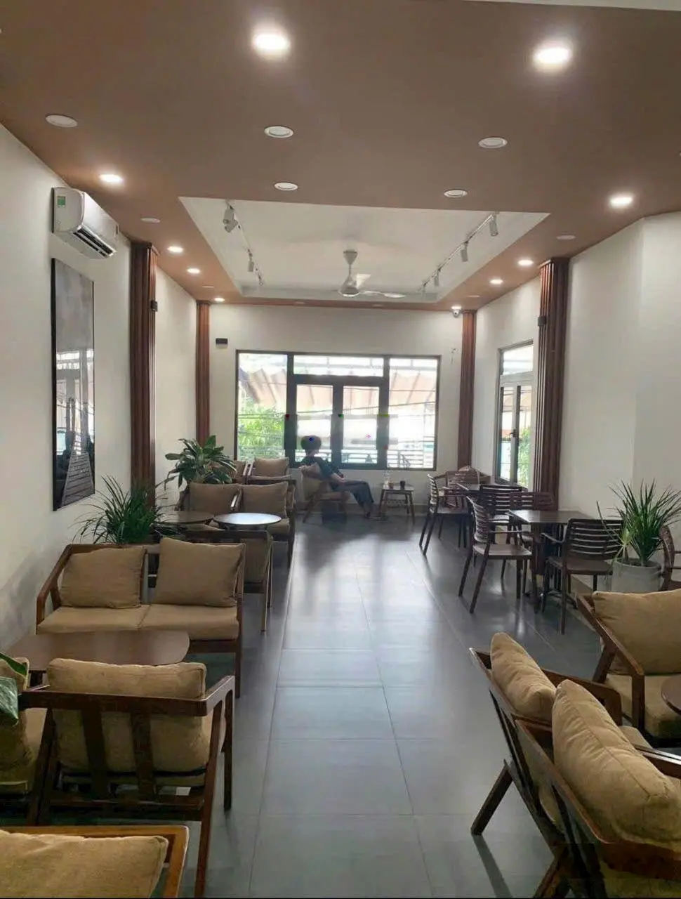 Mặt tiền Lã Xuân Oai. DT: (10x15)m=150m2, đoạn gần Lê Văn Việt. Sẵn nhà 2 tầng, đang cho thuê