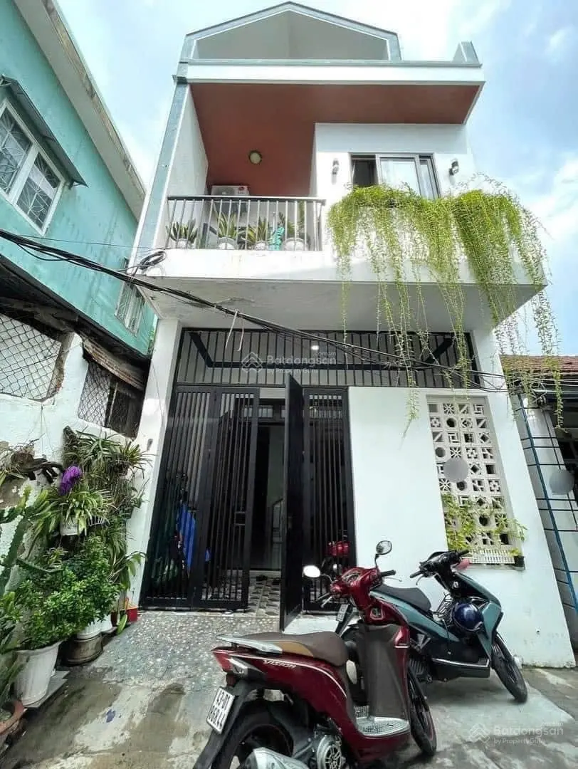 Bán nhà cho thuê DT 75m2 SHR nằm ngay đường Trịnh Như Khuê Nằm sát chợ Bình Chánh KDC đông đúc