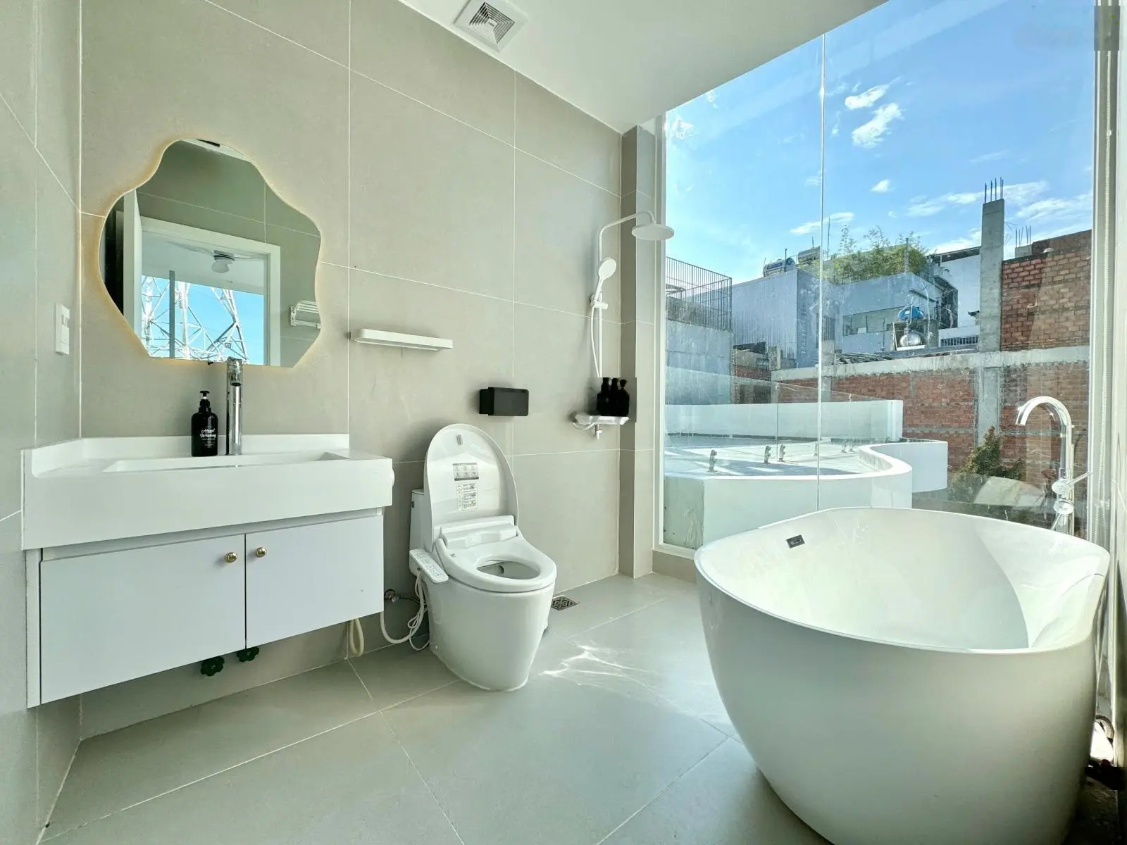 Siêu phẩm villa nghỉ dưỡng 3 MT 2600m2, mới, cạnh sông Hàn, công viên riêng, hồ bơi 50m2, full NT