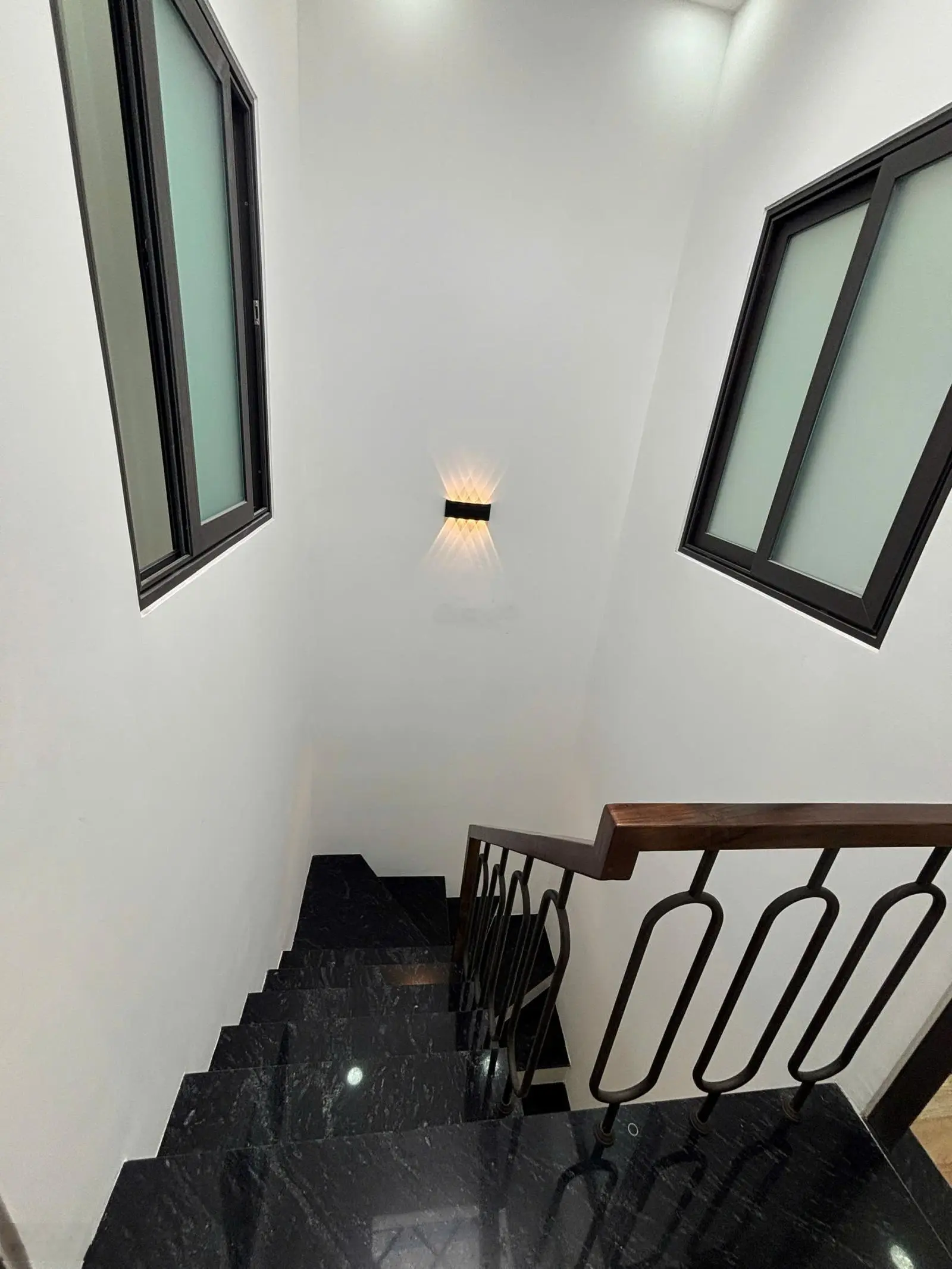 Nhà mới đẹp lung linh - Chiến Lược - 2 tầng - xe hơi đỗ cửa - 30m2 - DT sàn 120m2 - 3.75 tỷ