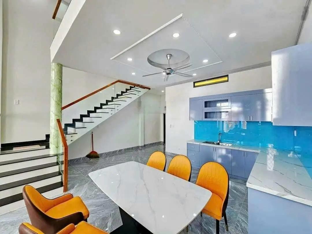Nhà lầu SHR 6x21m H. Tây 3PN, 2WC sân xe hơi rộng ngay ngã tư Quang Thắng KP3 Trảng Dài