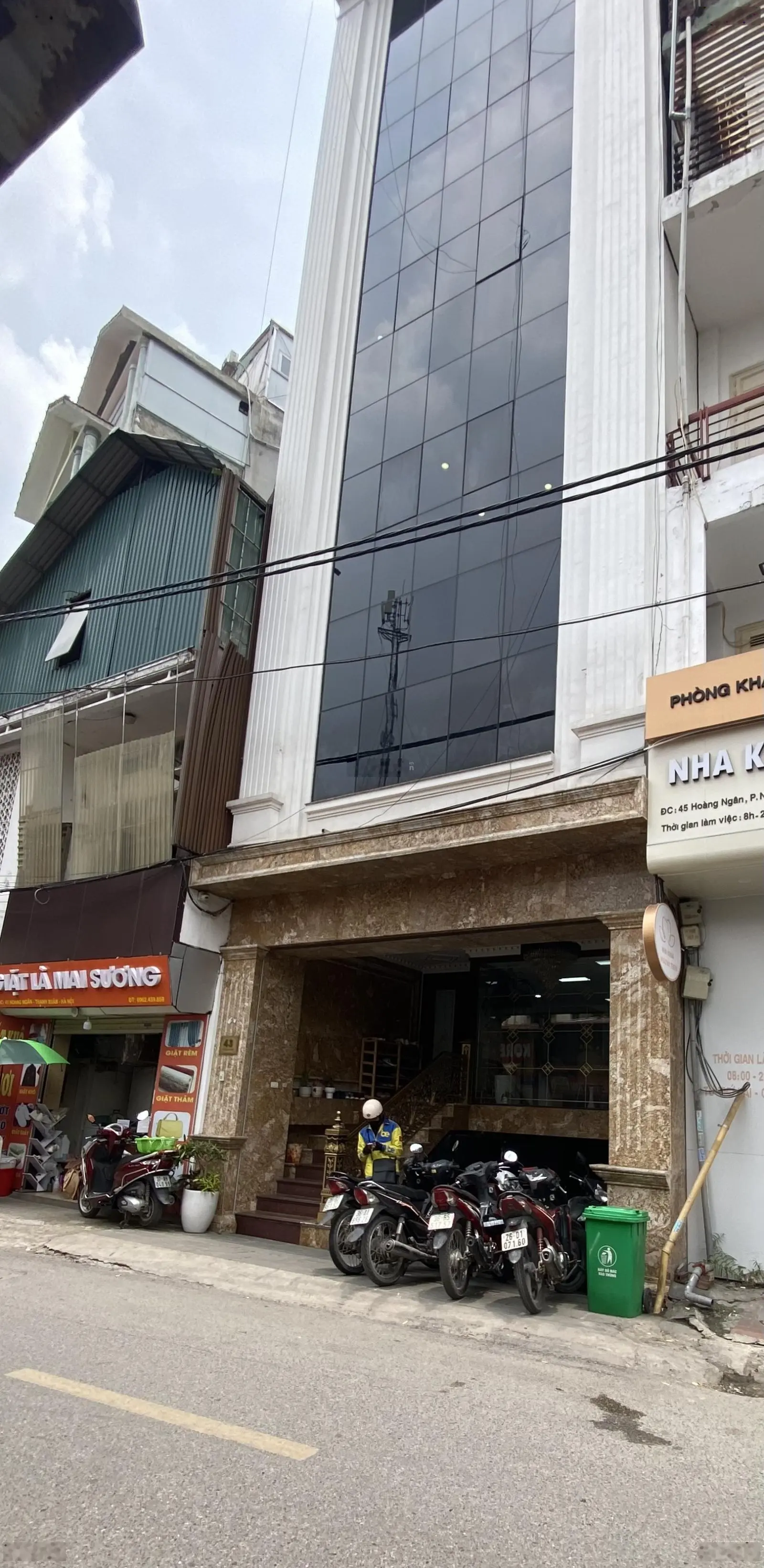 Bán Đất Tặng Nhà Xây Toà Văn Phòng Mặt Phố Dương Văn Bé Hai Bà Trưng DT 78M 3T MT 5M Giá 28.9Tỷ.