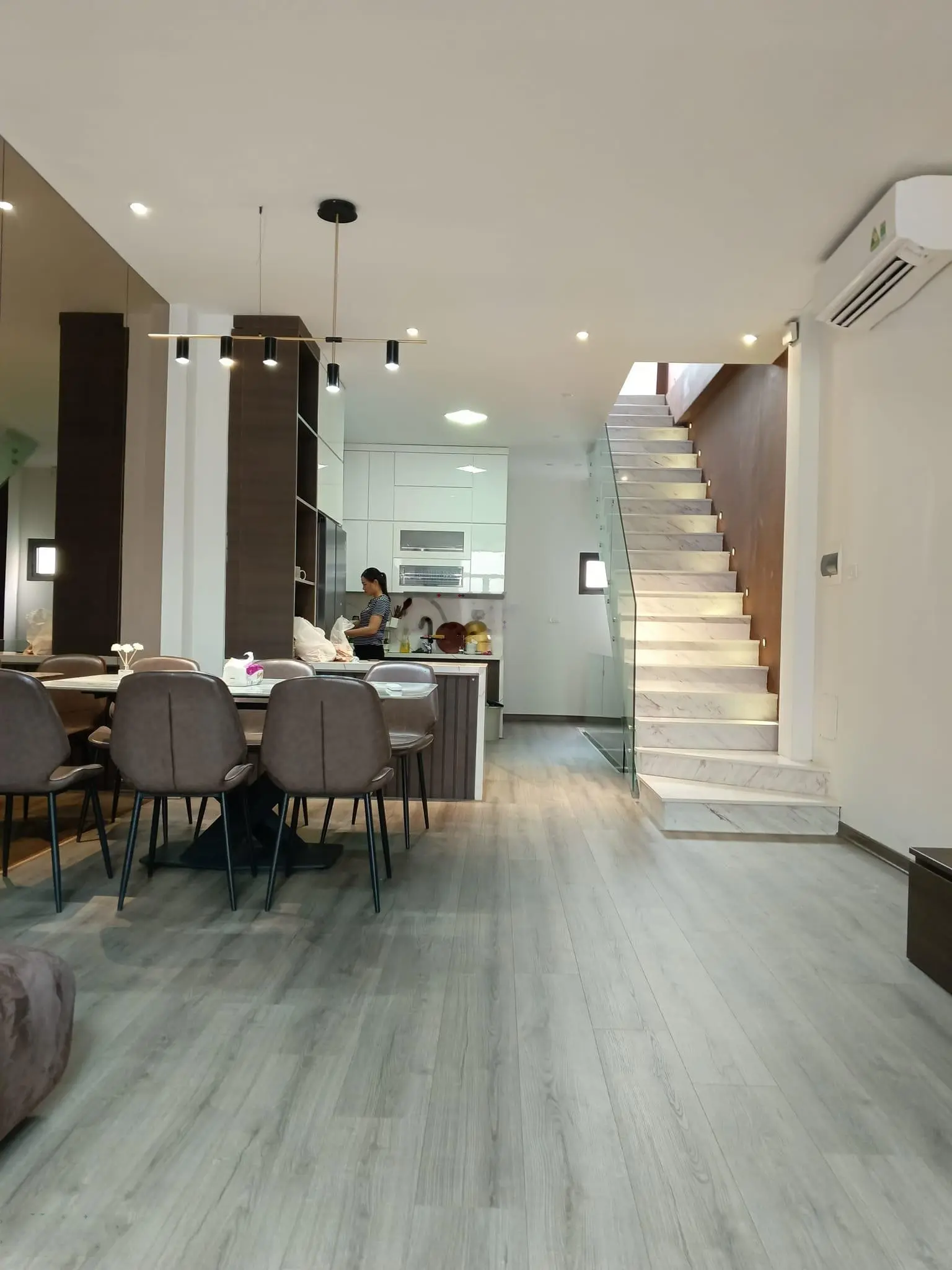 Duy nhất 1 căn, lô góc ngã 4 phố Hoàng Quốc Việt - Phạm Văn Đồng 36m2 mặt tiền 6m 5 tầng 6.2 tỷ