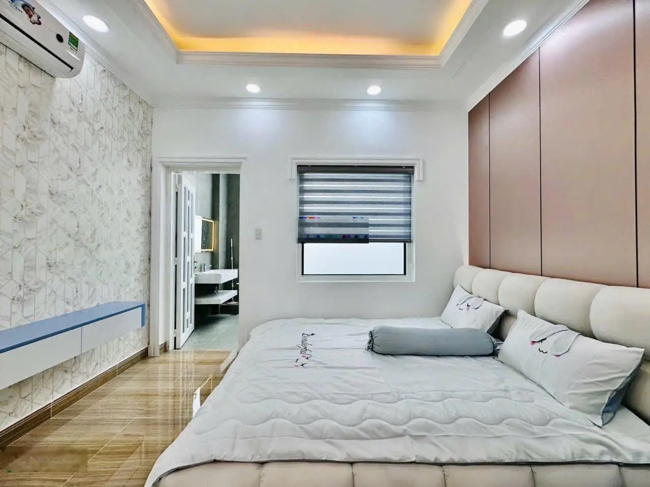 Bán gấp nhà đường số Khánh Hội. Phường 6. Quận 4. Giá 3 tỷ 990. Bớt lộc. Sổ riêng. Gọi 0904 430 ***