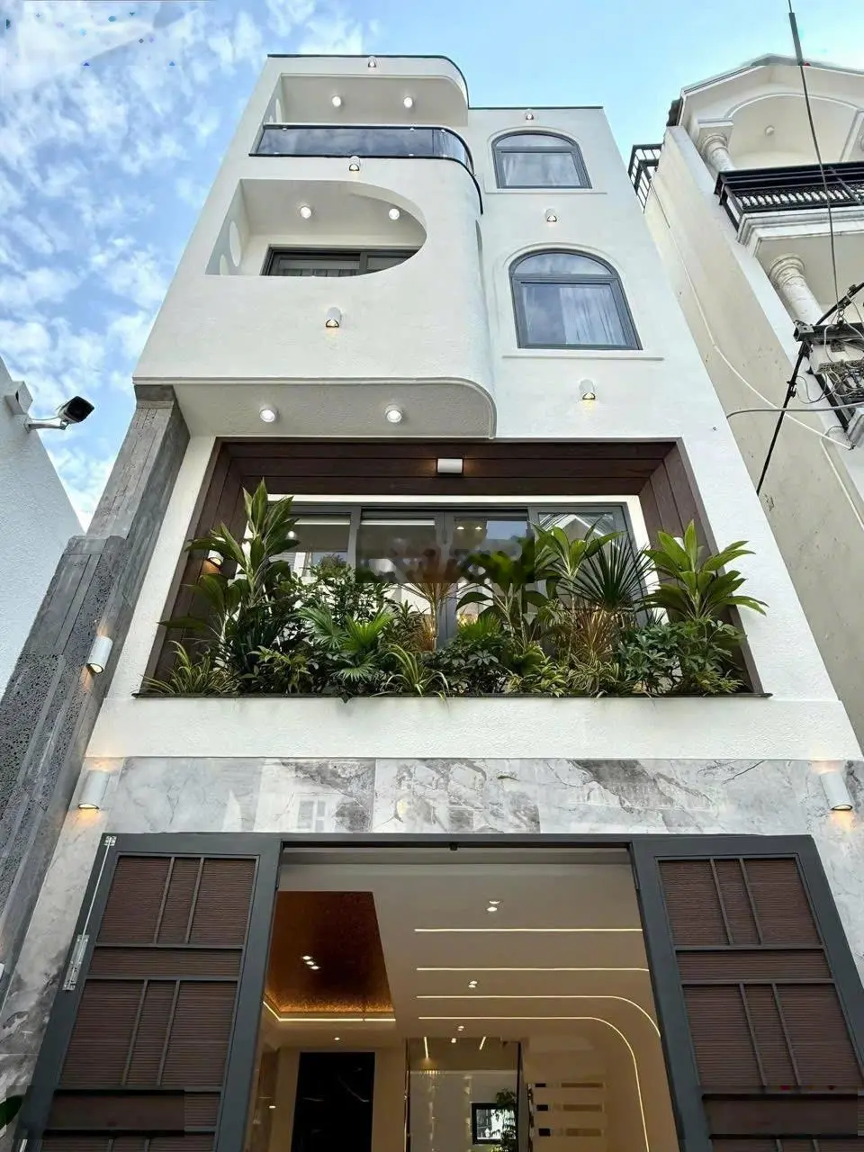 Mới xây dựng dọn ở liền ngay đường Lý Thái Tổ, Q10 - Giá 3 tỷ 990 / 60m2. Xe hơi trước nhà. Sổ sẵn