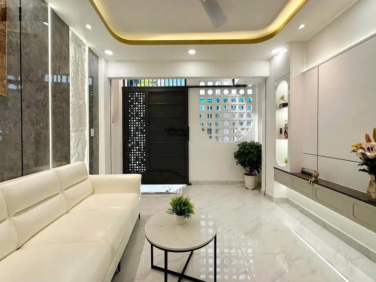 Nhà hxh Nguyễn Trọng Tuyển, 2,15 tỷ, 52 m2, 4PN, 4WC, đẹp, nhiều tiện ích. Shr sang tên ngay