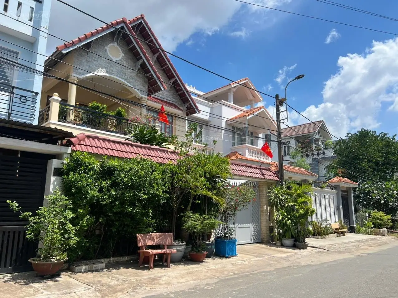 Bán nhà căn góc cấp 4 mái thái, Dt 214m2 , tại phường Phú hữu Q9